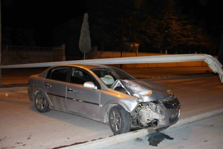 Çarptığı direk otomobilin üzerine devrildi
