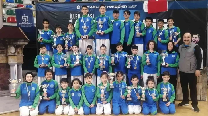 Çayırova Belediyesi Karate Takımı kupa ve madalyaları topladı