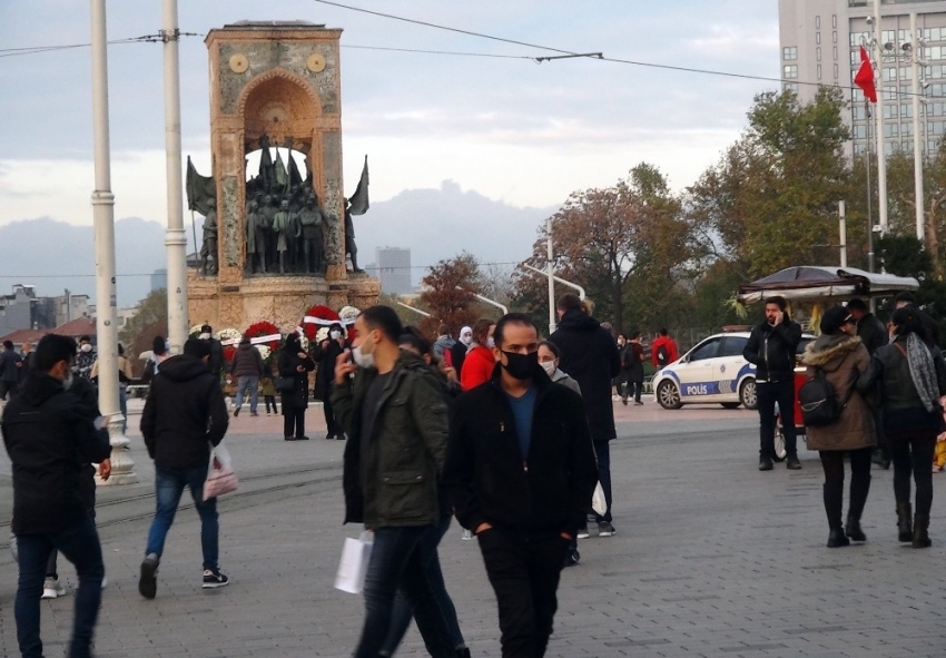 Taksim’de pes dedirten görüntü