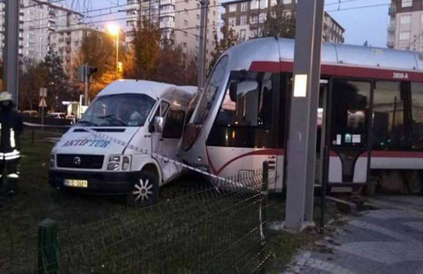 Öğrenci servisi ile tramvay çarpıştı: 7 yaralı