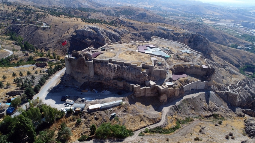 Harput Kalesi tarihe ışık tutuyor