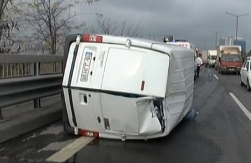 Su yüklü araç devrildi, trafik kilitlendi