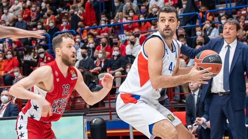 Anadolu Efes seride öne geçti