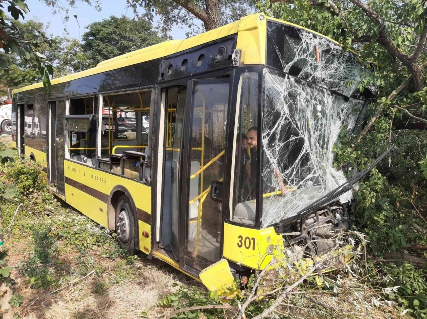 Bursa'da halk otobüsü yoldan çıktı: 2'si ağır, 21 yaralı