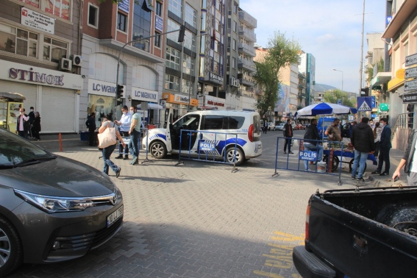 İnsan yoğunluğu artınca ilçe merkezi araç girişlerine kapatıldı