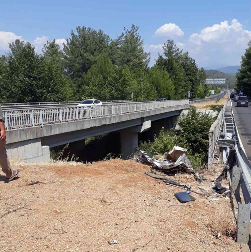 Araç su tahliye kanalına uçtu: 3 yaralı