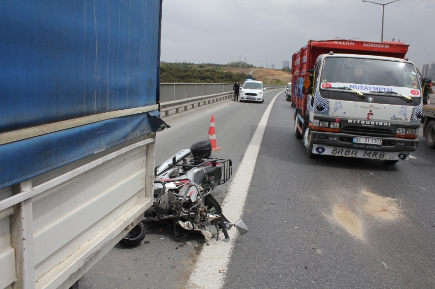 TEM’de motosikletli kamyonete çarptı : 1 ölü