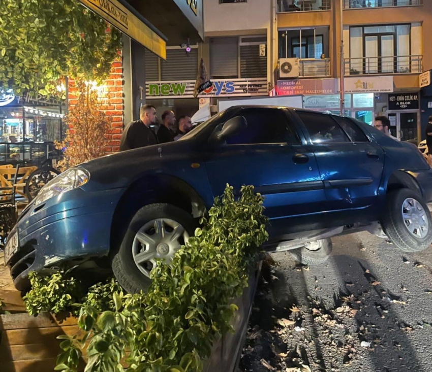 Bursa’da otomobille kafeye daldı