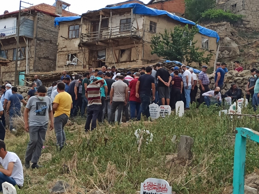 Öldürülen anne ve 2 yaşındaki çocuğu yan yana toprağa verildi