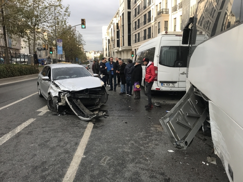 Otomobil minibüse ve vatandaşlara çarptı: 3 yaralı