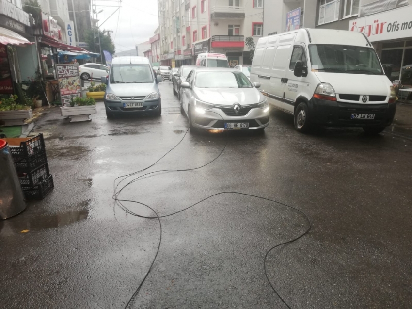 Kopan elektrik telleri araçların üzerine düştü