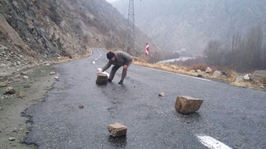 Ya araç geçerken düşseydi !