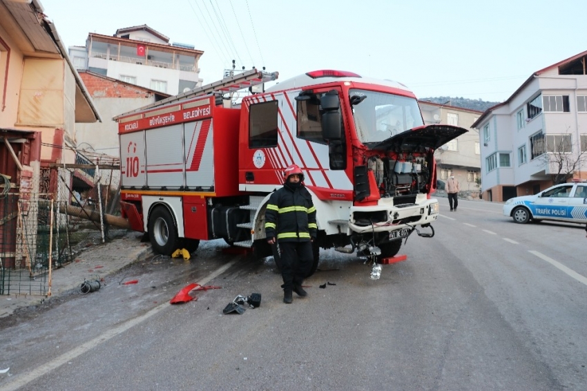 Kazaya yardıma giden itfaiye aracı buzlu yolda kontrolden çıktı