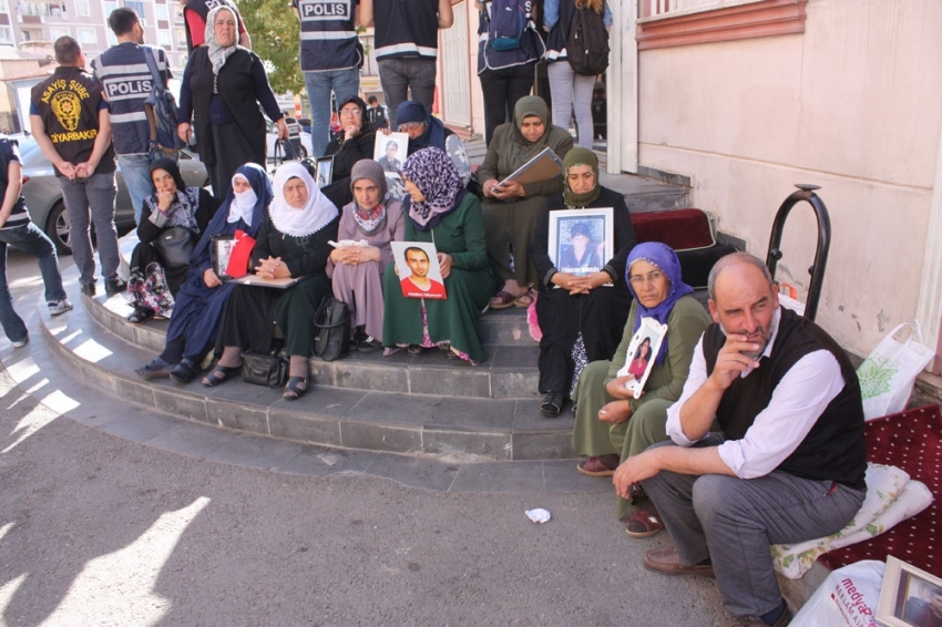 Annelerin HDP önündeki evlat nöbeti 28’inci gününde