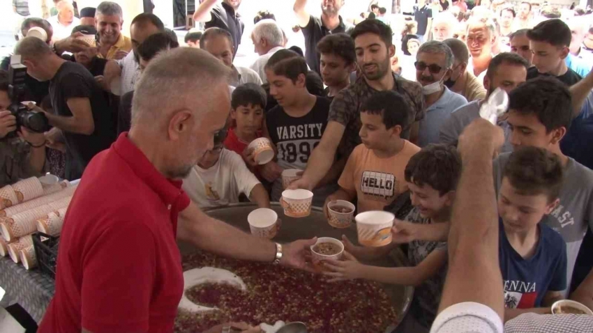 Cami ve cemevlerinde vatandaşlara aşure ikramı