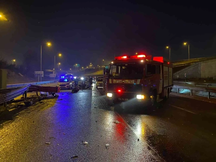 Çekmeköy’de bariyerlere çarpan aracın motoru yola fırladı: 3 ağır yaralı
