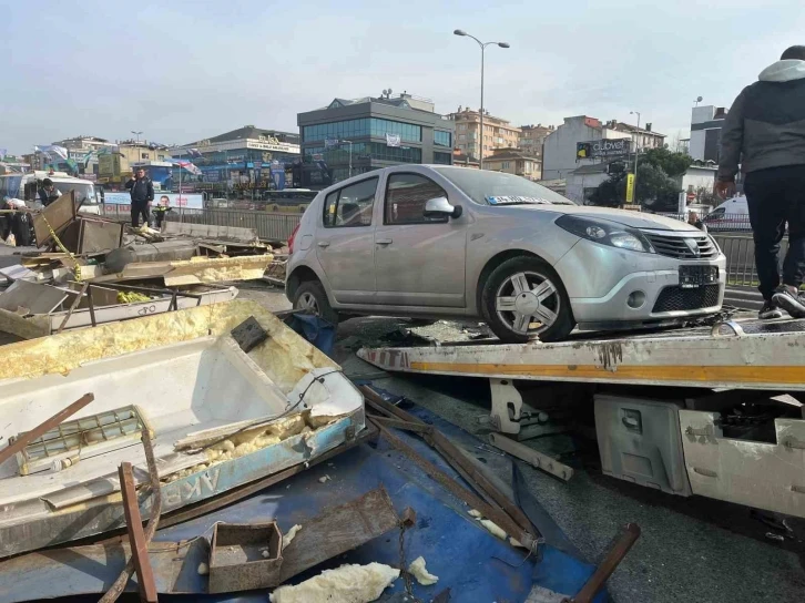 Çekmeköy’de kontrolden çıkan otomobil durağa daldı: 4 yaralı
