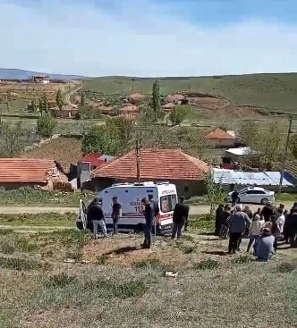 Cenaze çıkışı kabusu yaşadılar: Otomobil kalabalığa daldı, 6 kişi yaralandı
