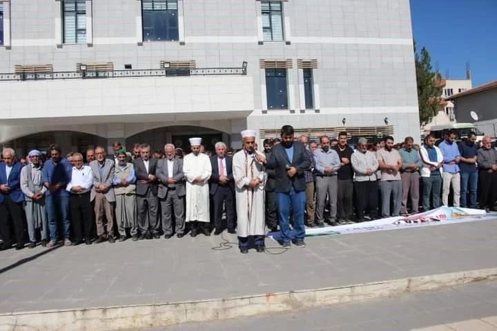 Çermik’te Filistinliler için gıyabi cenaze namazı kılındı
