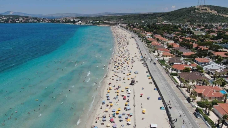 Çeşme’nin nüfusu 1 milyonu aştı, plajlar doldu taştı
