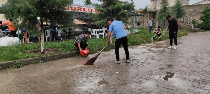 Ceviz büyüklüğünde dolu yağdı, tarım arazileri zarar gördü
