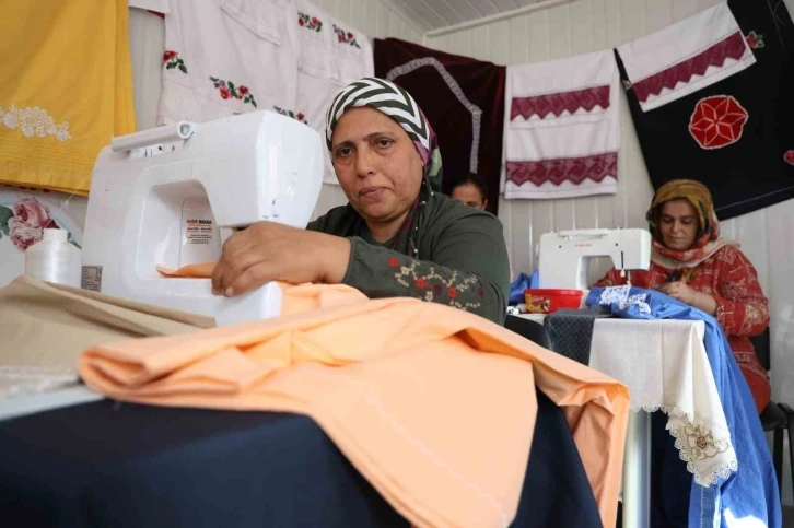 Çeyizlik ürün hazırlayan afetzede kadınlar, ilmek ilmek stres atıyorlar
