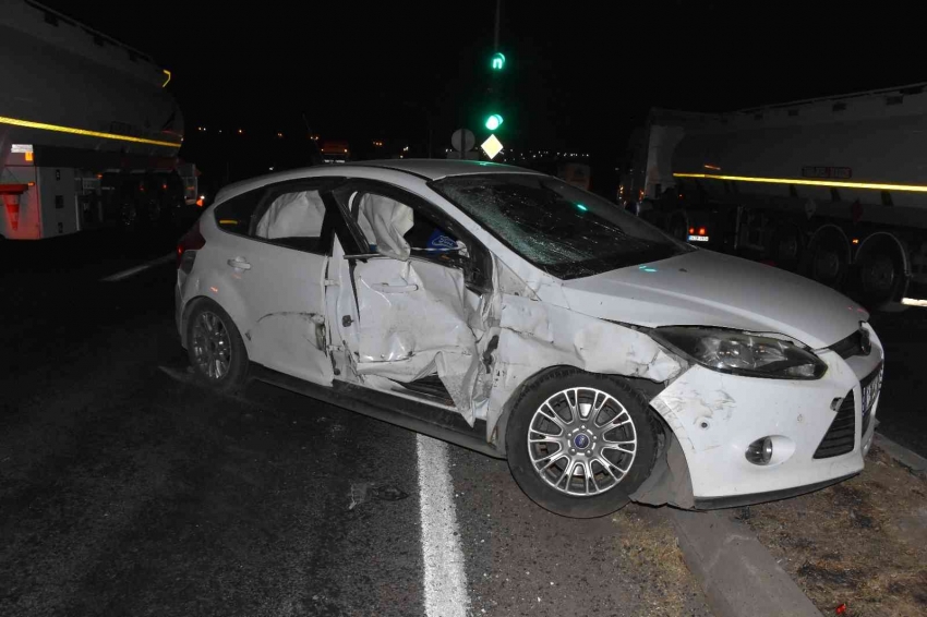 Mevsimlik işçileri taşıyan minibüs ile otomobil çarpıştı: 16 yaralı