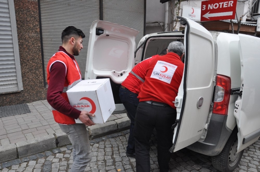 Kızılay hijyen ve gıda yardım kolilerinini ‘Vefa Sosyal Destek Grubu’na teslim etti