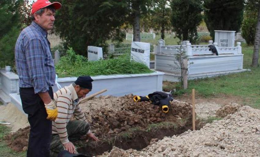 Aşkına karşılık vermeyen kadını mezarlıkta öldürdü