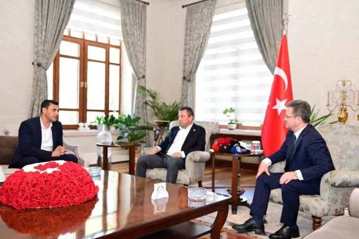 CHP Genel Başkanı Özgür Özel, Manisa’da ziyaretlerde bulundu

