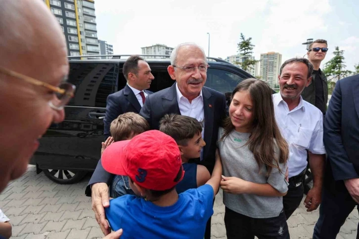 CHP Lideri Kılıçdaroğlu, Babalar Günü dolayısıyla deprem bölgesini ziyaret etti