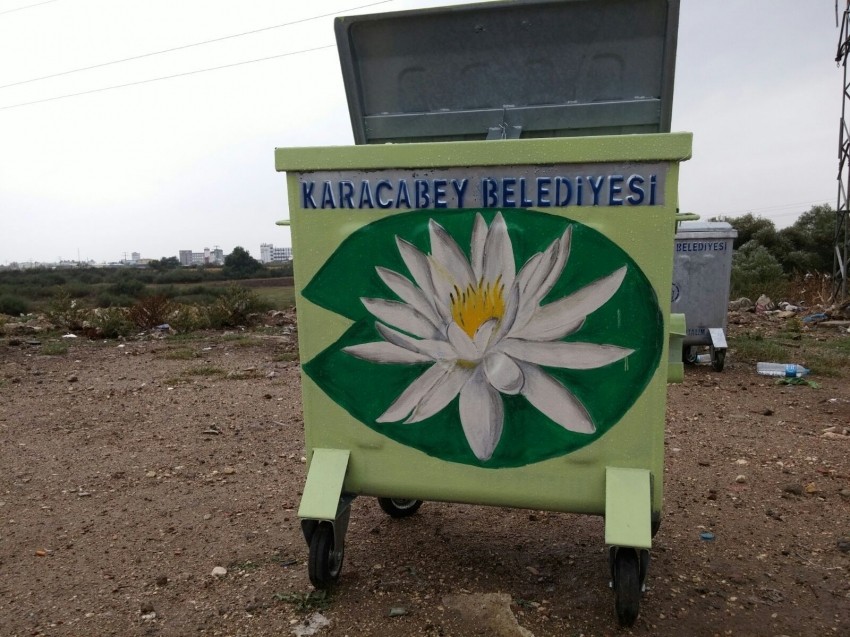 Karacabey'de çöp konyetnırları çiçek açtı