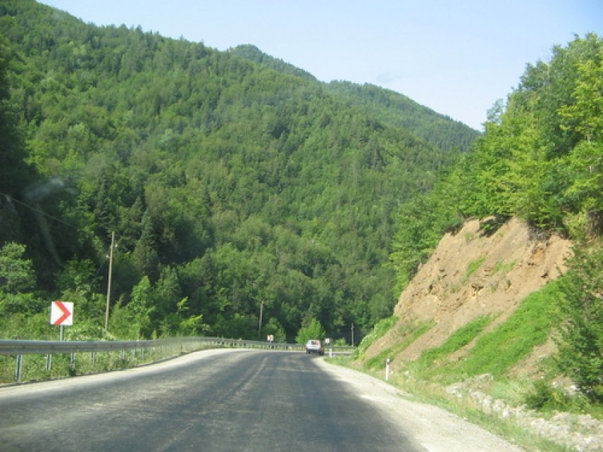 50 metrelik uçuruma yuvarlanan otomobilde 2 kişi yaralandı