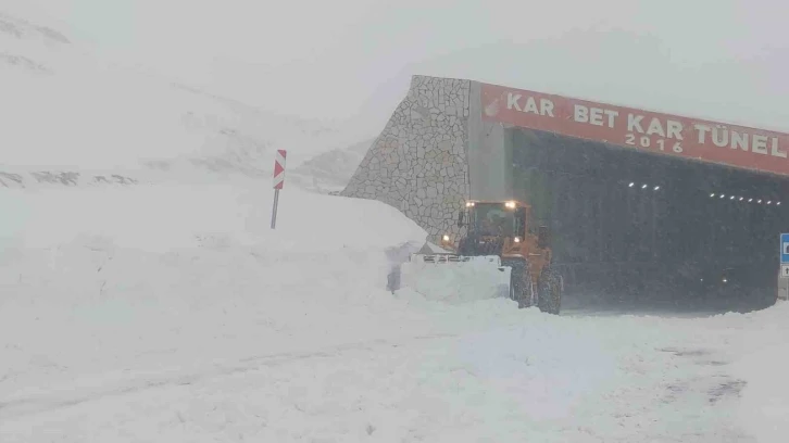 Çığ nedeniyle kapanan Van-Bahçesaray karayolu ulaşıma açıldı
