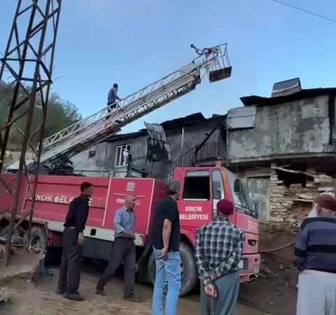 Çıkan yangın evi küle çevirdi
