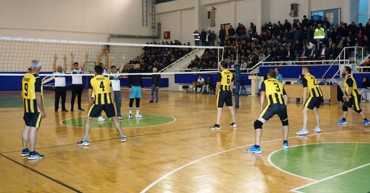 Çivril’de kenardan yapılan müdahale final maçını 2 saat uzattı
