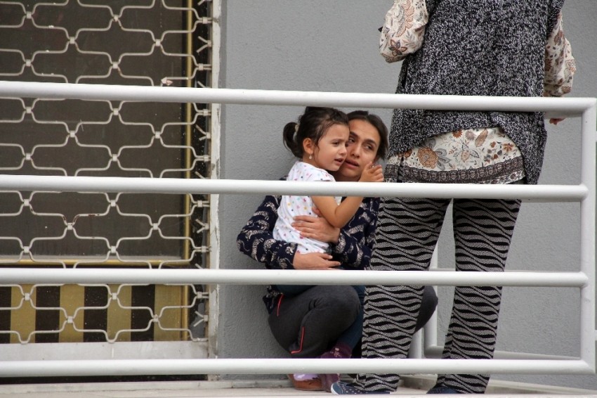 Büyük korku yaşayan çocuklar gözyaşlarına boğuldu