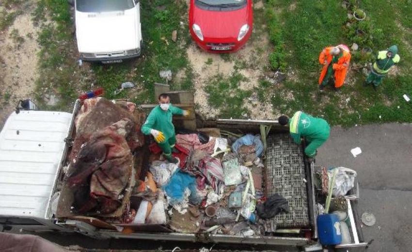 Bursa'da temizlik görevlileri hem evi temizledi hem...