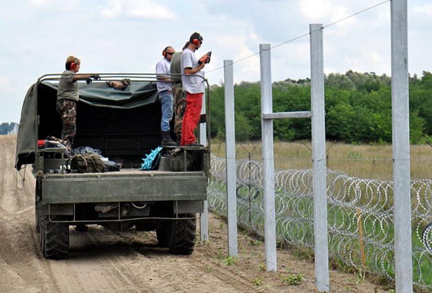 Macaristan'dan Sırbistan sınırına tel örgü