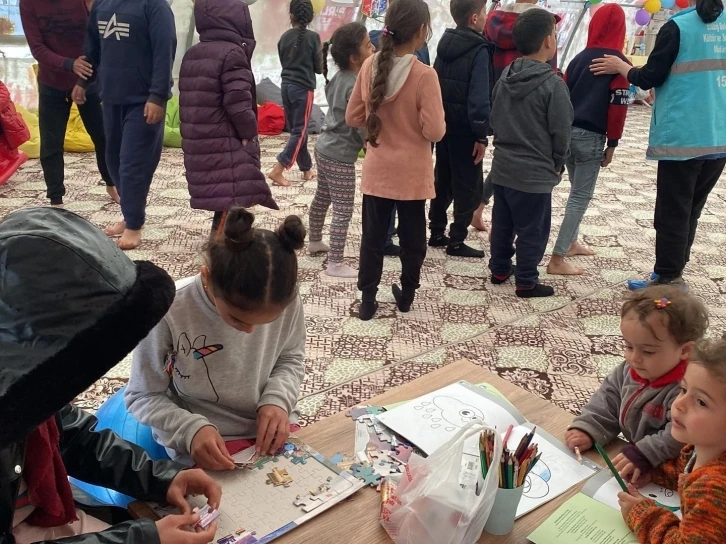 Çocuk oyun çadırı depremzede çocukların neşe kaynağı oldu
