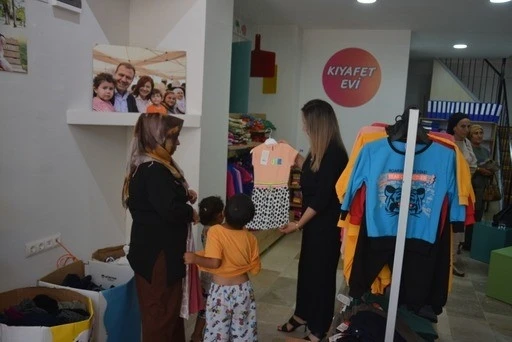 Çocukların bayramlıkları Mersin Büyükşehir Belediyesinden
