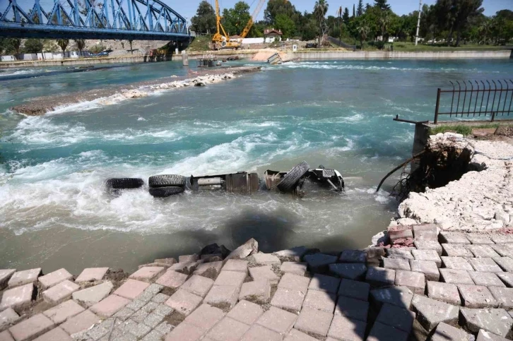 Çöken yol onarılırken tekrar çöktü, işçiler ölümden döndü
