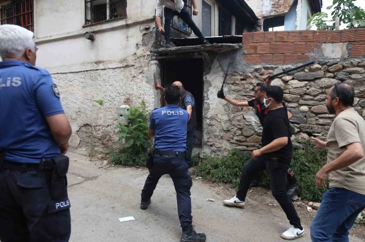 Bursa’da kendisini ikna etmeye gelen polisi bıçaklayan şahıs...