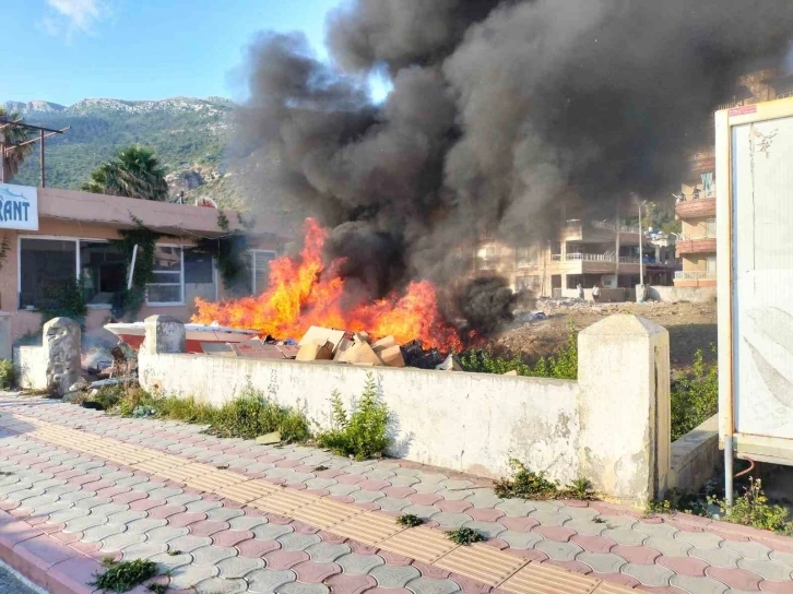 Çöplük alandaki yangın tekneyi küle çevirdi