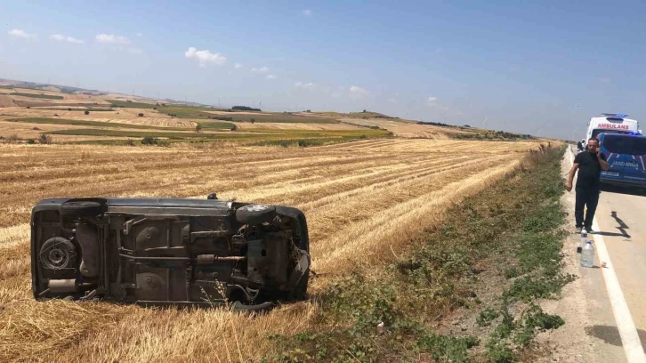 Çorlu’da otomobil tarlaya devrildi: 1’i çocuk 3 yaralı
