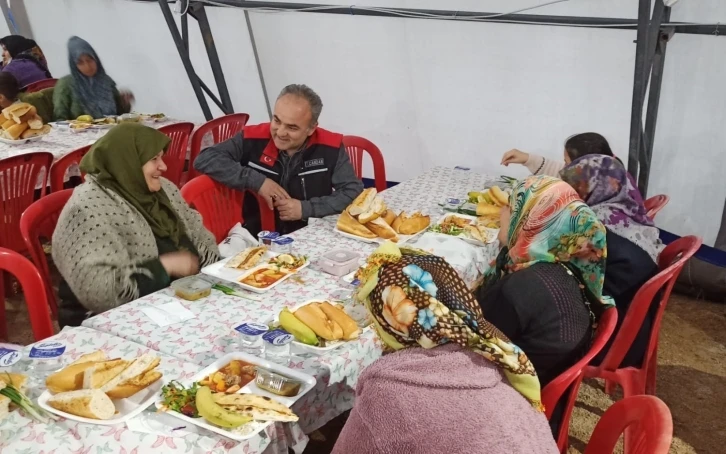 Çorum Belediyesi, Afşin’de depremzedelerin sofrasında sıcak aş oluyor
