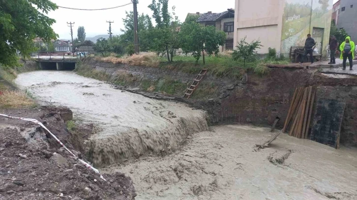 Çorum’da sel suları köprü kalıbını sökerek Kızılırmak’a sürükledi
