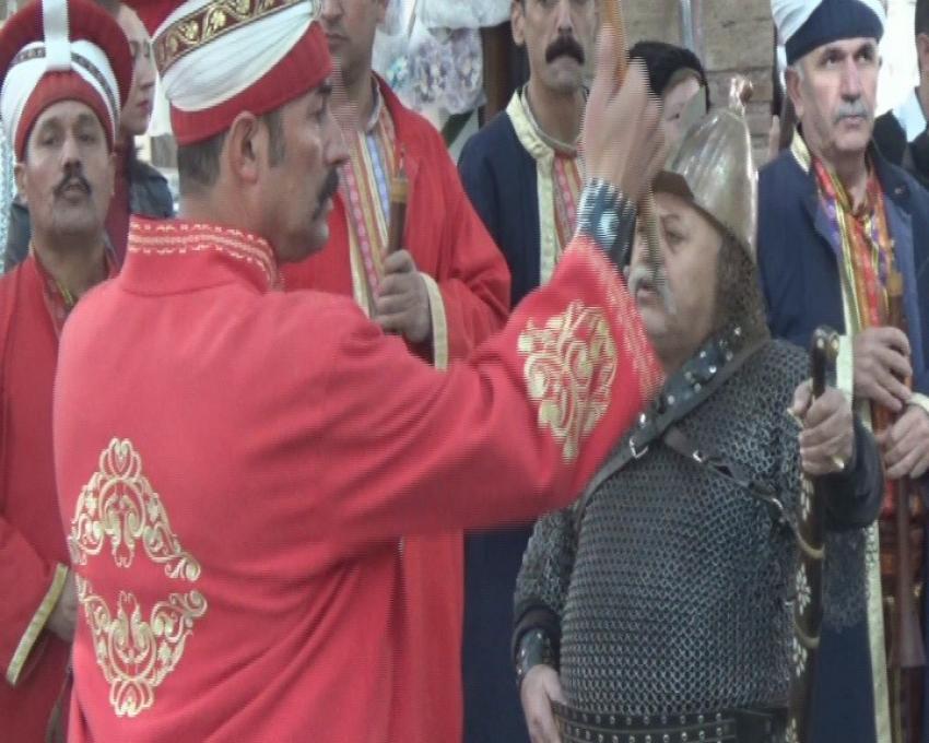 Mehter eşliğinde aşure dağıttılar