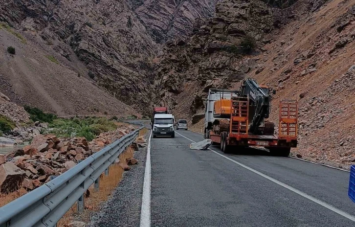 Çukurca kara yoluna kaya düştü
