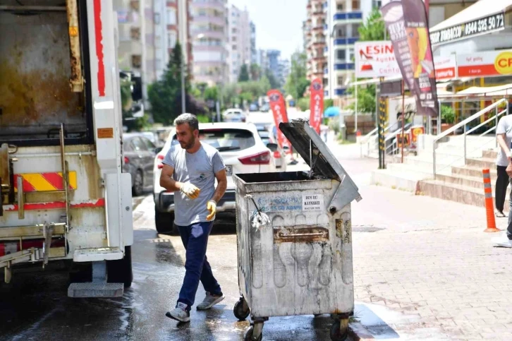 Çukurova’da konteynerler ilaçlı su ile yıkanıyor
